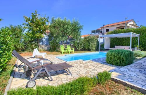  Holiday house NIKA with pool and jacuzzi, Pension in Linardići