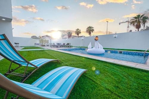 Swimming pool, Luxury Modern White Villa on Island 9,500 sqft in Pearl Jumeirah