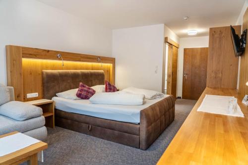 1 queen bed, 1 sofa bed