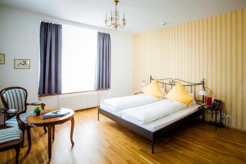 Classic Rooms by Carlton-Europe Vintage Adults Hotel