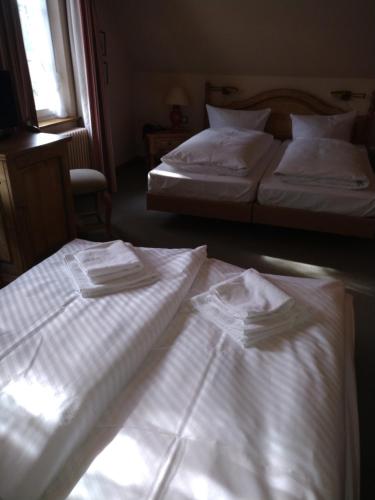 1 queen bed, 2 sofa beds
