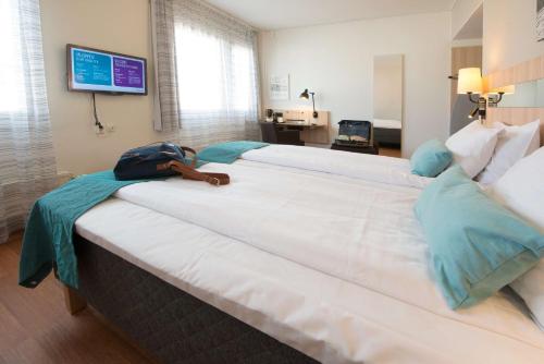 3 twin beds
