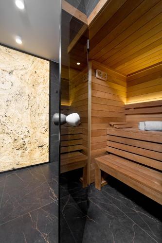 Jacuzzi Apartment Main Square 4