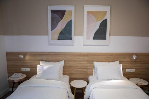 2 twin beds