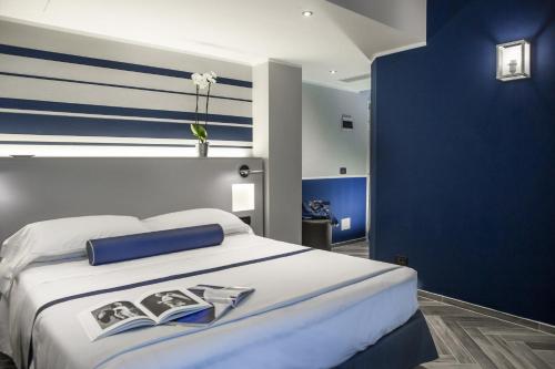 2 twin beds, 1 sofa bed