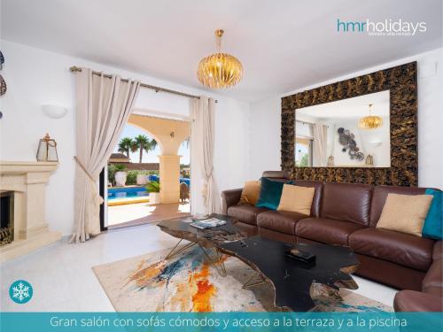 Közös társalgó / TV, Villa Eliana by HMR Holidays in Pinar del Advocat