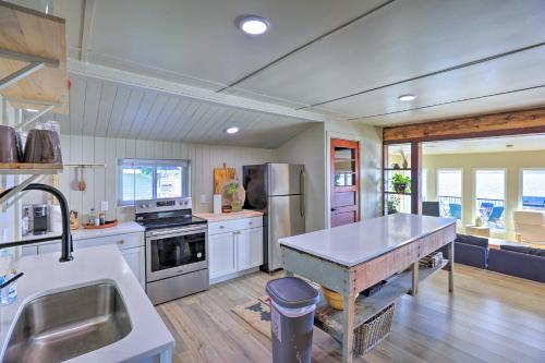 Lakefront Cabin with Patio and Views in Lake Norden in Arlington