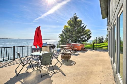 Lakefront Cabin with Patio and Views in Lake Norden in Arlington