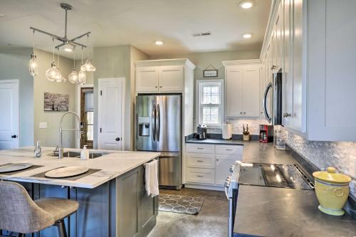 Scenic Sanctuary in Lookout Mountain with Views! in Trenton, USA