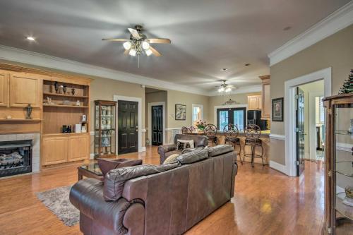 Charming Anderson Villa with Screened Porch! in 安德森
