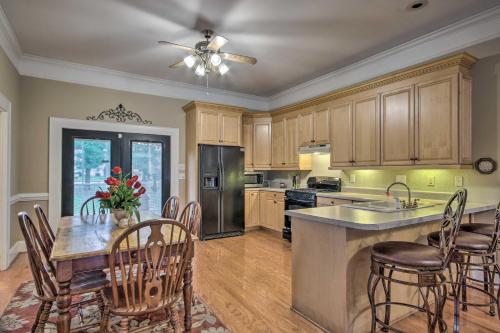 Charming Anderson Villa with Screened Porch! in 安德森
