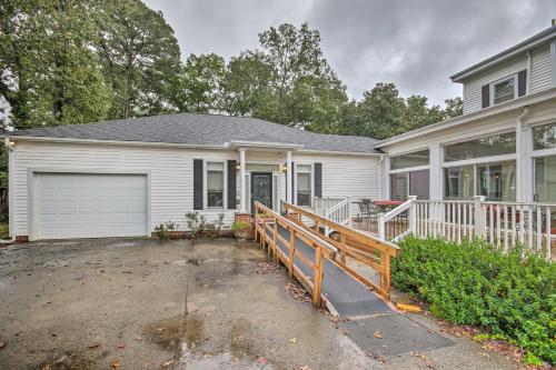 Charming Anderson Villa with Screened Porch! in 安德森