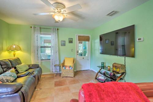 Vibrant Rockledge Home about 2 Mi to Cocoa Village!