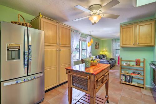 Vibrant Rockledge Home about 2 Mi to Cocoa Village!