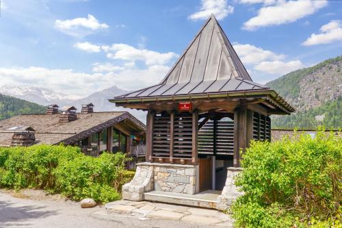 Apartment with one bedroom in Les Houches with wonderful mountain view shared pool and furnished garden 30 m from the slopes - image 4