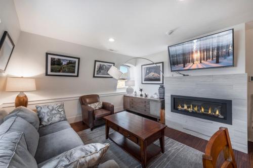 Luxury three bedroom condo, outdoor swimming pool, walk to hiking and biking trails