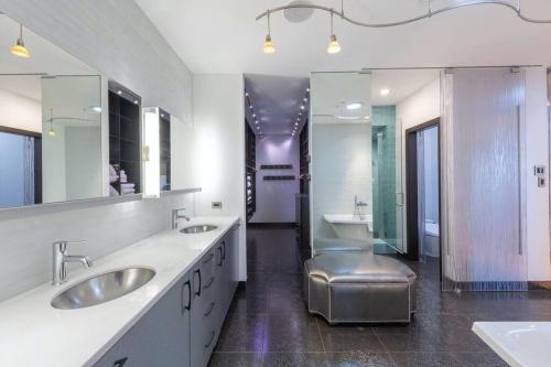Unrivaled Luxury Penthouse Ski In Ski Out 3 Bed+Den Modern Views Silver Lake Village Deer Valley - image 4