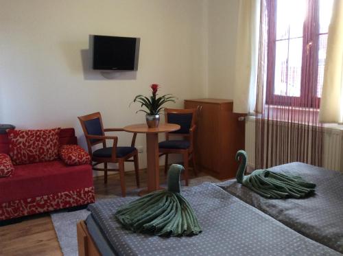 2 twin beds, 1 sofa bed