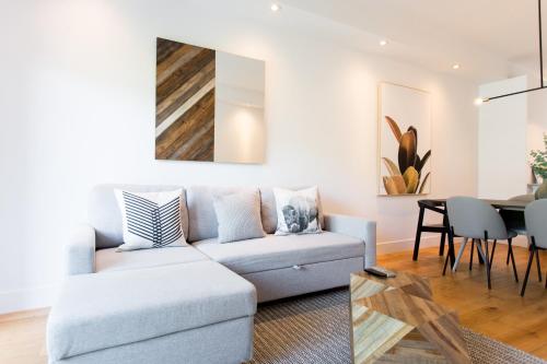B&B Montréal - Exquisite Modern Condo in Little Italy by Den Stays - Bed and Breakfast Montréal