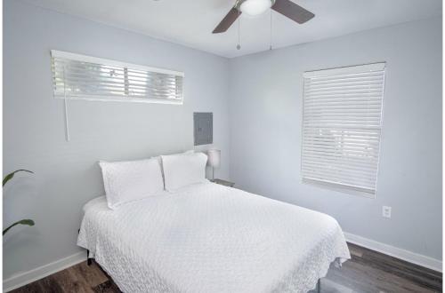 Remodeled Historic 1BR1BA House Near Downtown - image 13