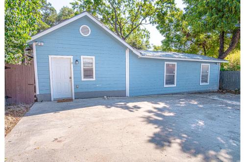 Remodeled Historic 1BR1BA House Near Downtown - image 2