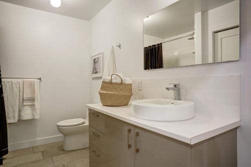 Explore Montreal from Sleek Contemporary Apartment by Den Stays