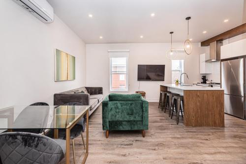 2 Bedroom Luxury in the Mile End by Den Stays