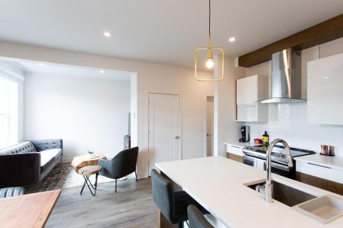 Light Filled 2 Bdr Unit in Mile End by Den Stays