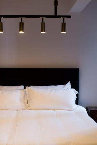 Light Filled 2 Bdr Unit in Mile End by Den Stays