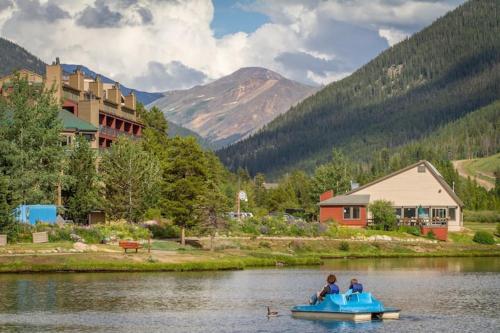 In Keystone! On Lake! Hot Tub and Pool! Wood Fireplace! Views! Walk 2 Food! Big Unit
