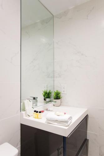 Palms Little Italy Studio Retreat with full bath by Den Stays