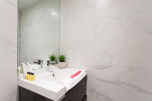 Romantic Studio in the Heart of Little Italy by Den Stays