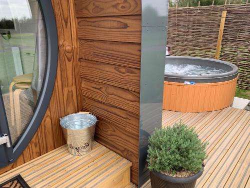 Hot tub, Laurel Farm Glamping in Brent Knoll