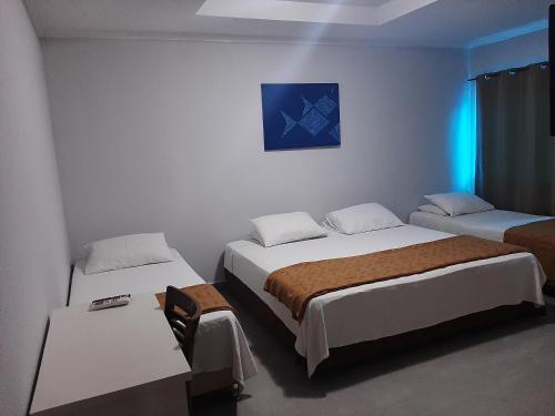 1 queen bed, 2 twin beds