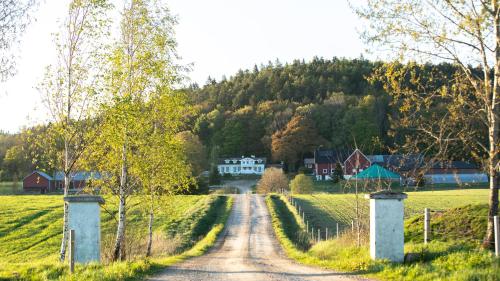 Hällingsbo Gård - Accommodation - Lerum