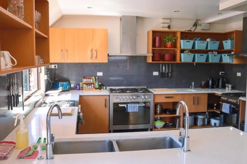 Bếp, Adventure Queenstown Hostel in Queenstown