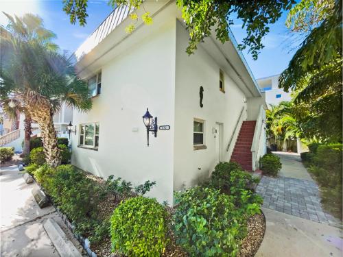 Newly Fully Updated and Modern, Short Walk to BEACH, Siesta Key