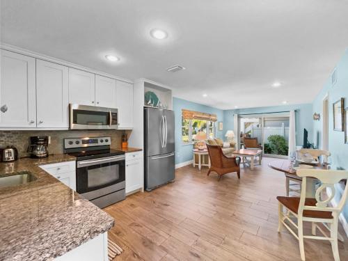 Newly Fully Updated and Modern, Short Walk to BEACH in Siesta Key, USA