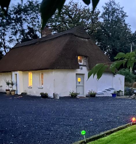 B&B Cross of the Tree - New Thatch Farm, knocklong, Limerick - Bed and Breakfast Cross of the Tree