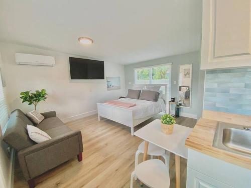 Private Tiny House for 1 or 2 near Downtown Delray and Beach in Delray Beach, USA