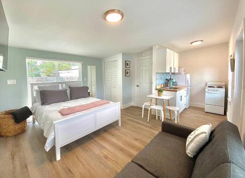 Private Tiny House for 1 or 2 near Downtown Delray and Beach in Delray Beach, USA