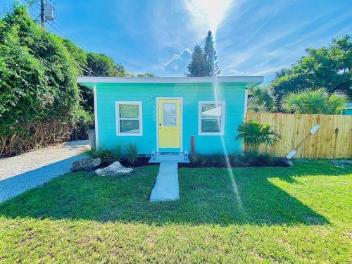 Private Tiny House for 1 or 2 near Downtown Delray and Beach in Delray Beach, USA