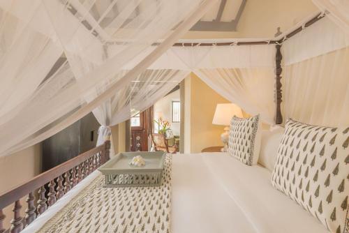 1 queen bed, 1 double bed