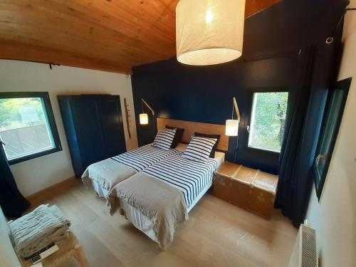 1 king bed, 2 bunk beds
