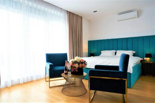 King Room with Spa Bath image 6