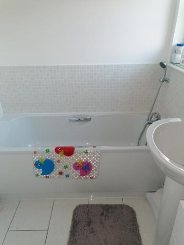 Modern luxurious 4 bedroom home 10 mins from city centre