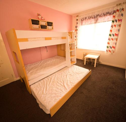 Balerno house, sleeps up to 8, huge garden