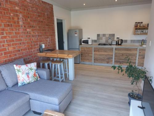 Rolling Tide - Lovely new flat near restaurants and beach with solar - free wifi and DSTV, Cape St Francis (photo 10)