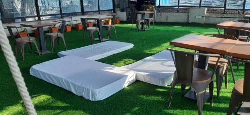 مطعم, Mayura Aureole Co-living in جورجون