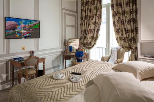 1 double bed, 2 twin beds